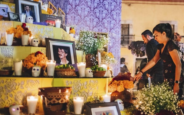 Blog-Imagen-ofrenda-dia-de-muertos-sin-gastar-mucho-dinero-involucra-toda-tu-familia-para-hacer-ofrenda-Oct20