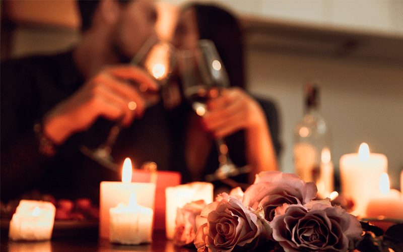 Cena-romantica-en-su-nido-de-amor-min
